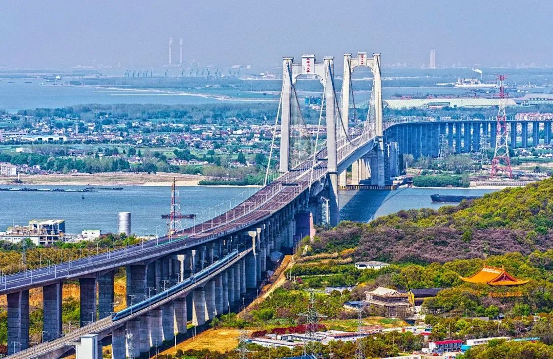 Record-breaking Wufengshan Yangtze River Bridge Opens to Traffic