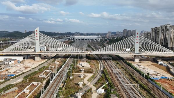 九江快速路跨廬山站轉體斜拉橋順利合龍-航拍2_副本