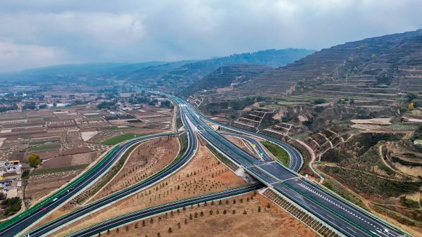 定臨高速公路臨洮互通樞紐（中鐵八局供圖）