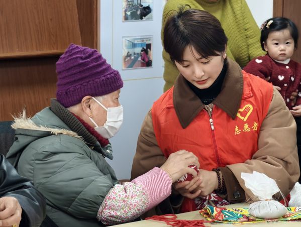 1.中鐵十局五公司志愿者幫助社區老人制作養生艾草錘